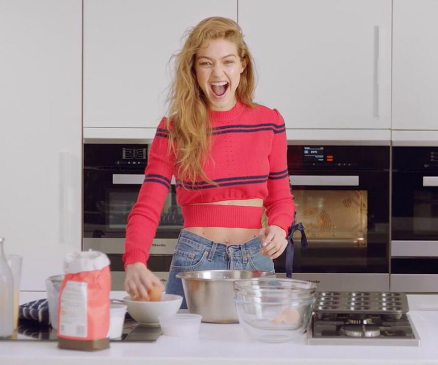 Витка девојка си подготвува здрав појадок